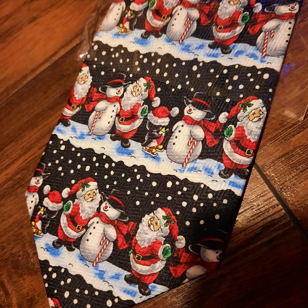 🎄NWOT Christmas Tie 58"L x 4"W